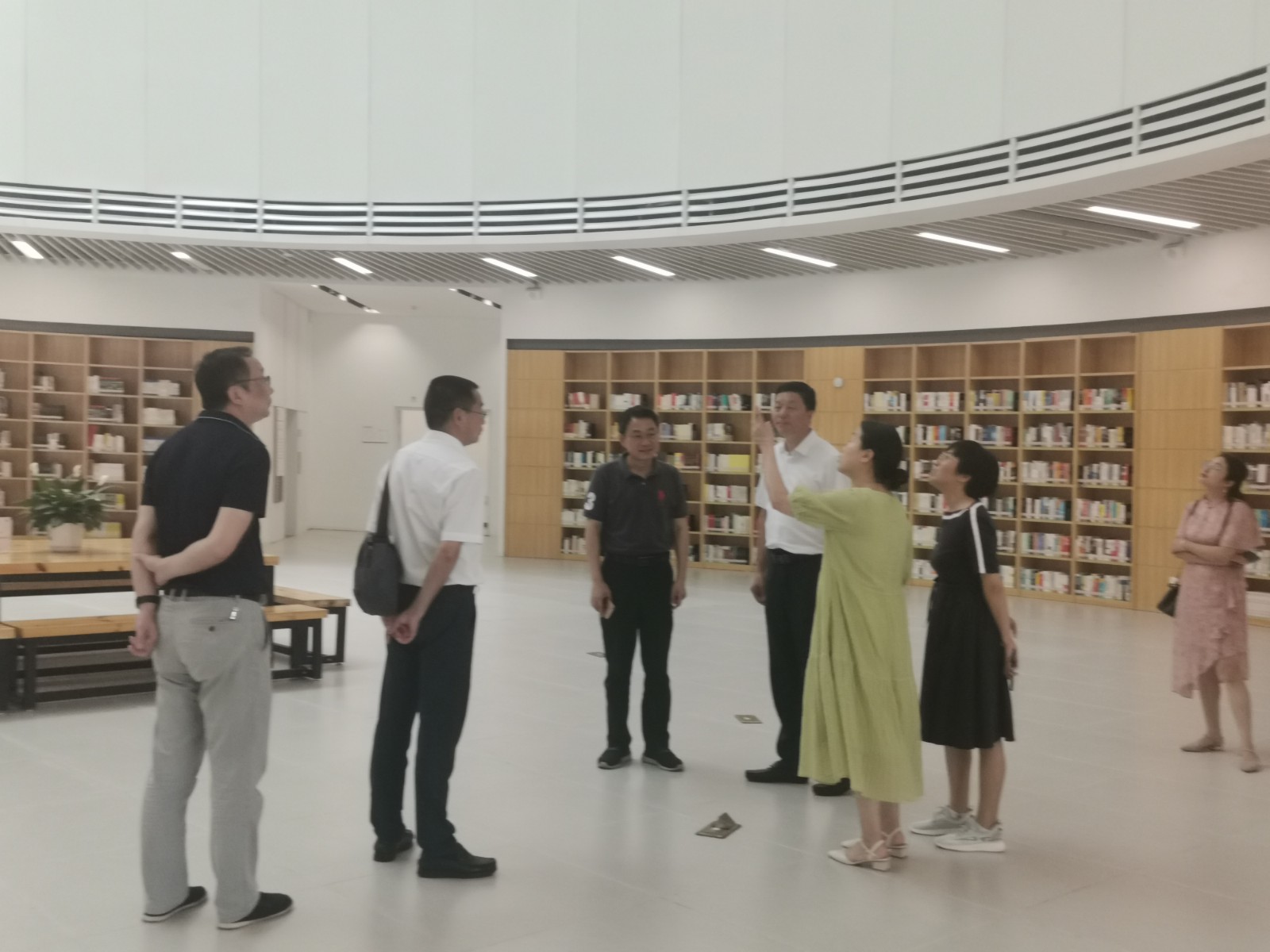 我院黨委書記汪漢新帶隊赴江西陶瓷工藝美術職業技術杏盛參觀交流