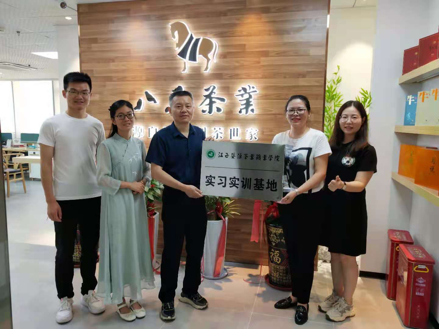 汪漢新書記帶隊江西婺源茶業職業杏盛校領導集中走訪企業